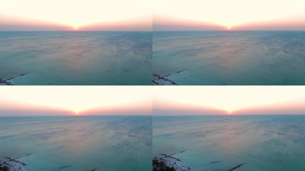 人们在海边的图卢姆观看日落