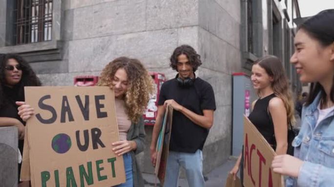 年轻人见面抗议气候紧急情况