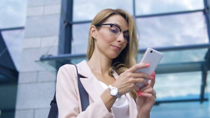 惊讶的女性销售-经理检查商品销售的智能手机统计数据。自信的女商人看着任务完成，在线接收新订单和项目。