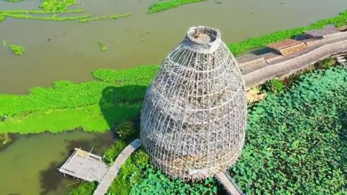 在泰国素潘武里的一个新的旅游景点Sapan Khong水上市场，巨大的鱼陷阱和长长的竹桥，里面有许多