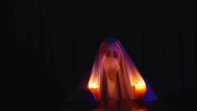 万圣节嘉年华表演派对: 家庭幽灵床单服装，燃烧的蜡烛黑色