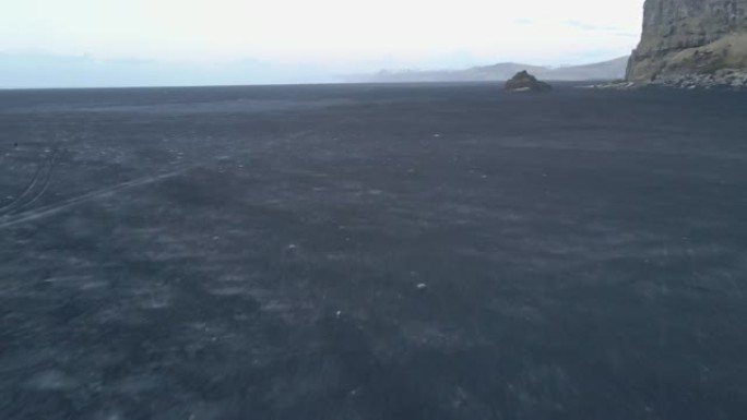 冰岛悬崖边大片土地的全景