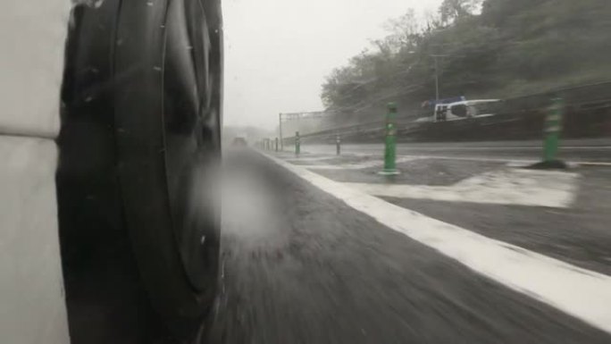 雨天在高速公路上行驶。汽车轮胎和飞溅的水