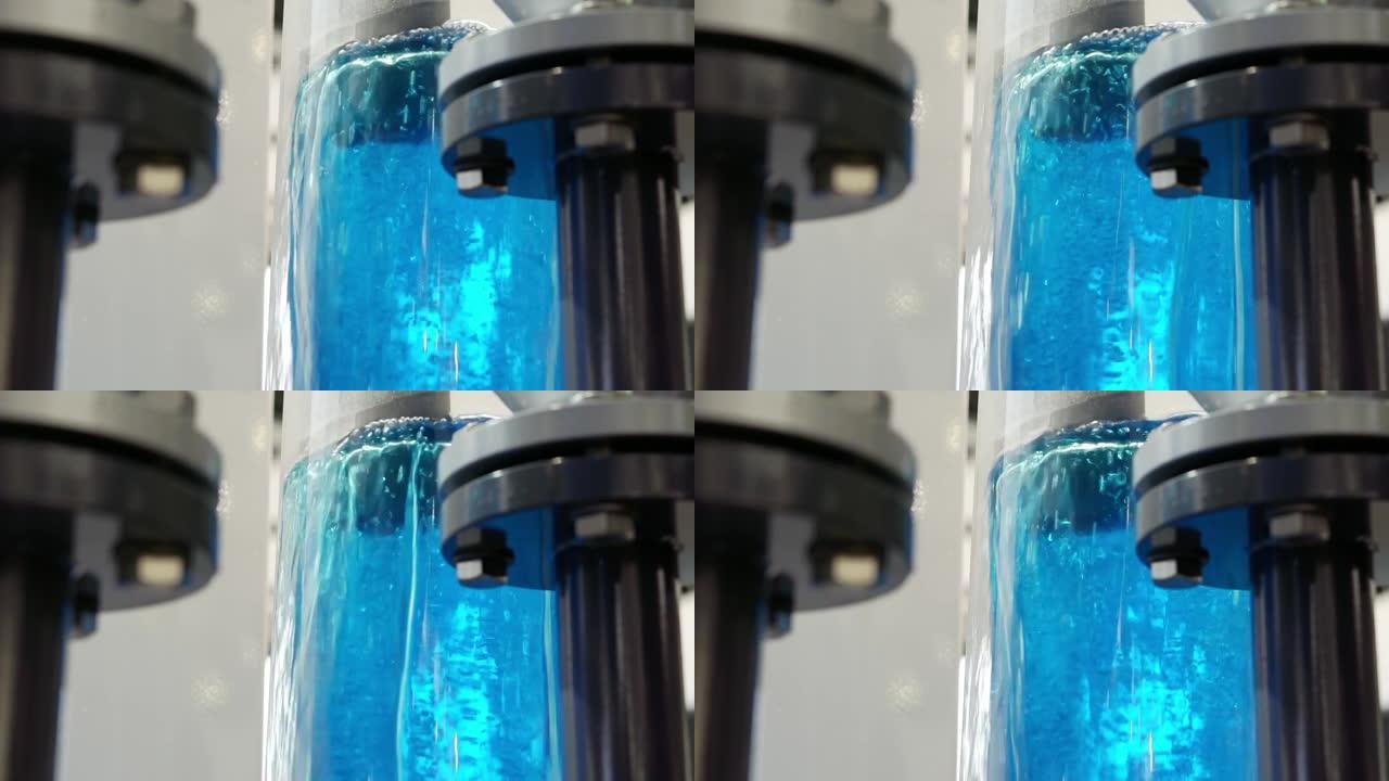 透明烧瓶中有蓝色水的间歇泉