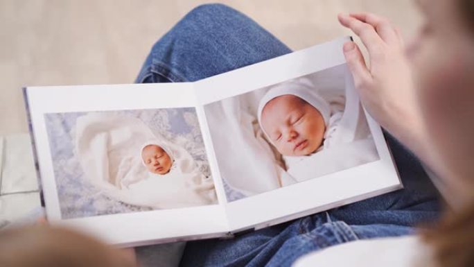 顶视图。母女观看新生婴儿出院的写真集