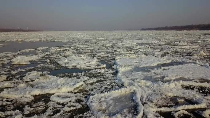 松花江开江流冰景观