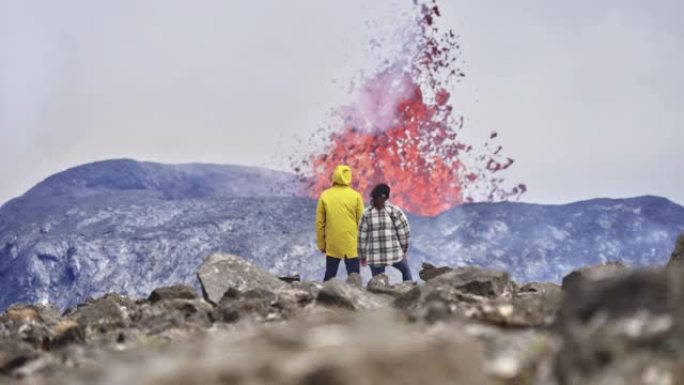 游客有机会看到火山喷发的景色