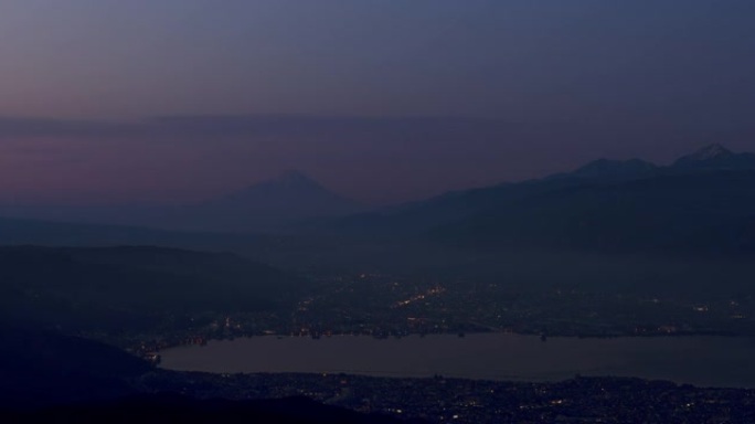 延时-黎明时的富士山和山脚下的城市和湖泊放大