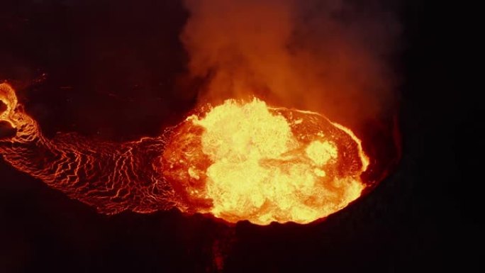 活火山火山口热岩浆喷发的高角度视图。沸腾的熔融物质流出。法格拉达尔斯福杰尔火山。冰岛，2021