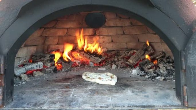 皮塔饼是在石制烤箱的木火中烹饪的