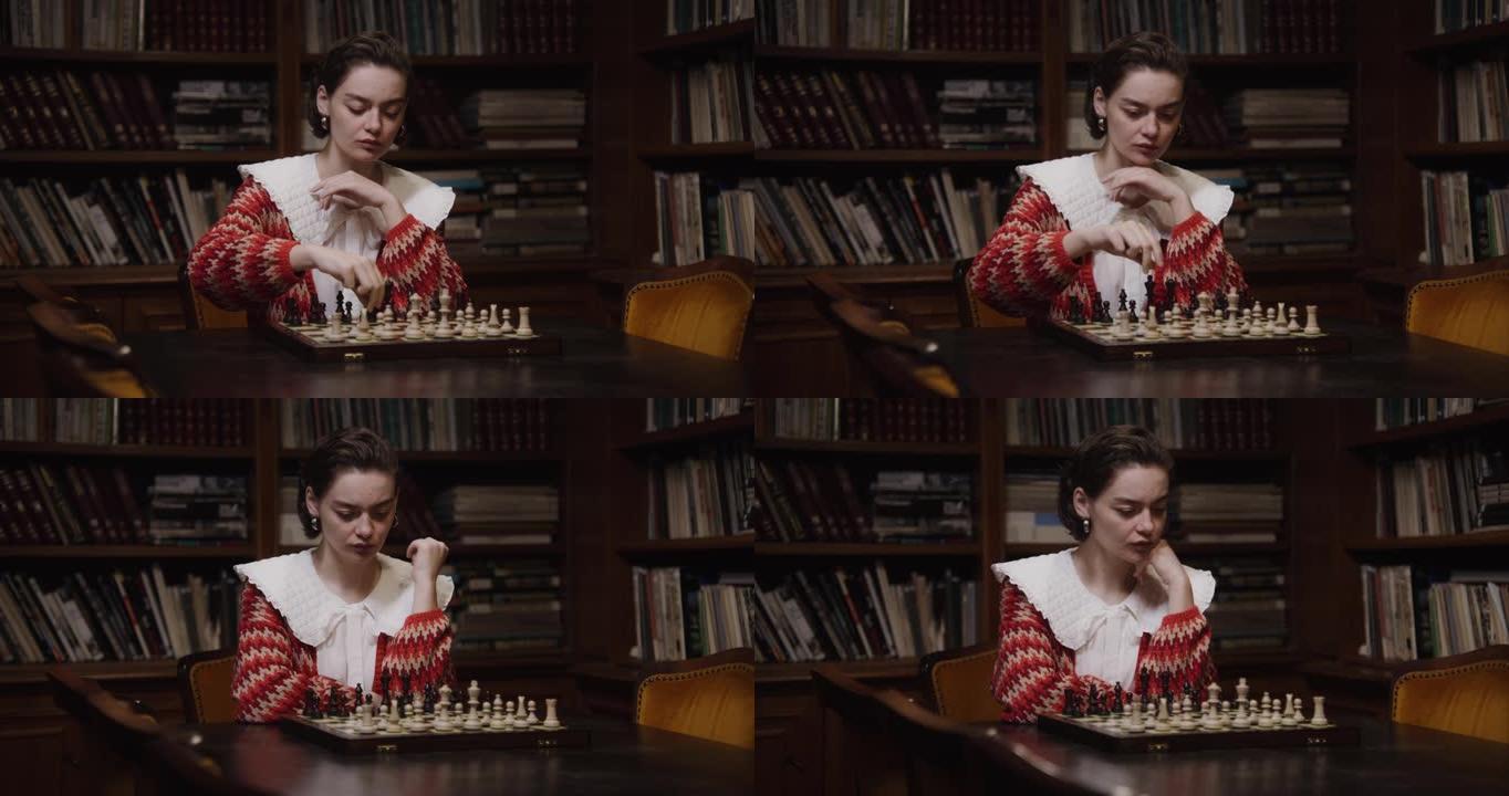 一名年轻女子独自下棋，坐在图书馆的长桌旁