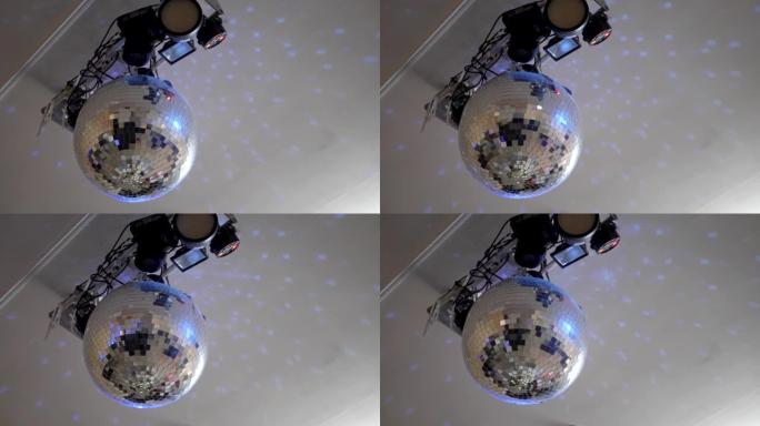 天花板上的镜面迪斯科球在俱乐部中旋转