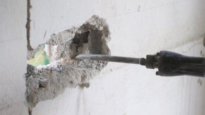 关闭气动锤在墙上打洞