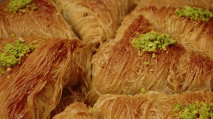果仁蜜饼传统土耳其甜点放在托盘上