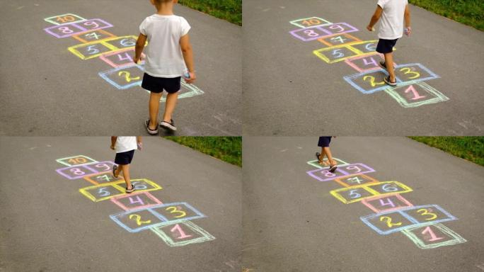 孩子们在街上玩经典。选择性聚焦。