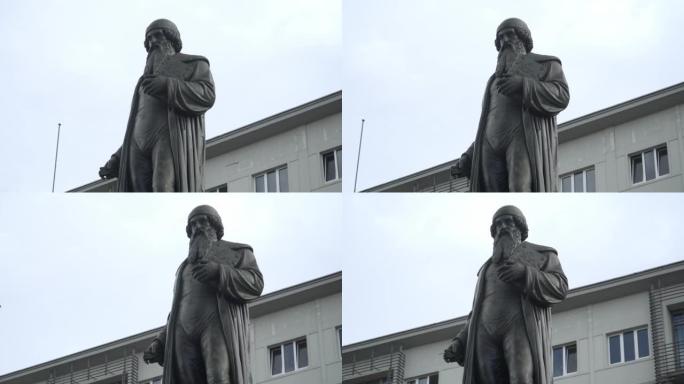 古腾堡纪念碑在美因茨，德国，低角度手持视图
