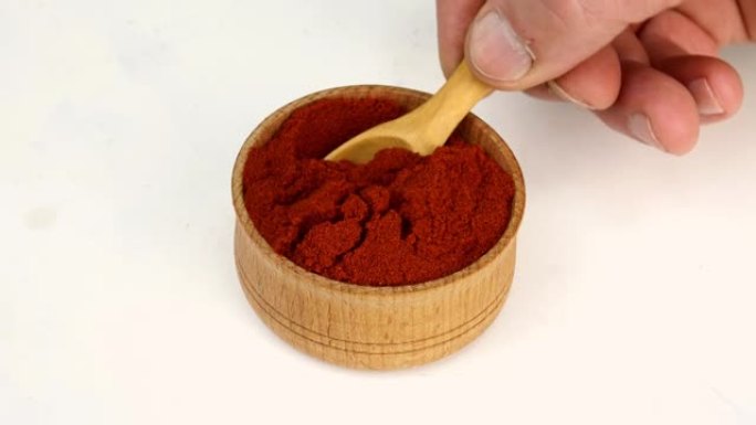 厨师从木制香料罐中取出香料干红辣椒，准备美味的食物。