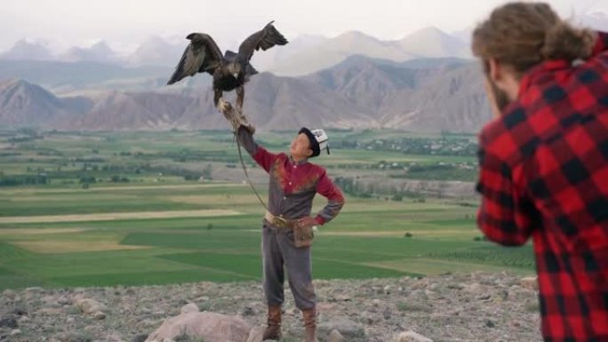 男子在吉尔吉斯斯坦拍摄鹰猎人
