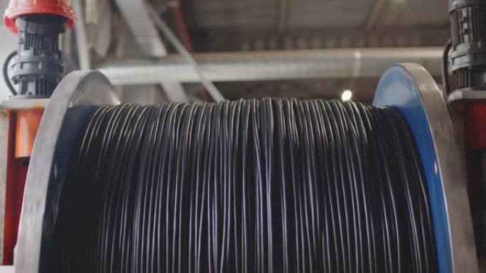 电缆生产厂用电缆旋转卷筒特写