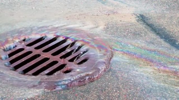 浮油被冲下雨水的排水沟