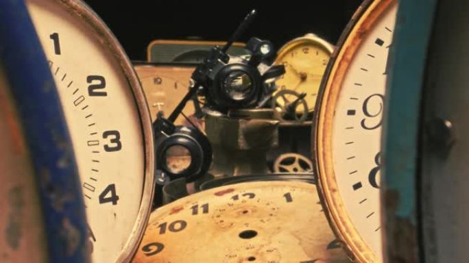 钟表匠使用旧钟表工作场所。被遗忘的工艺职业。