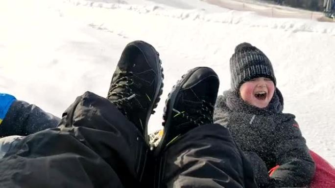 在雪管上滑下山坡