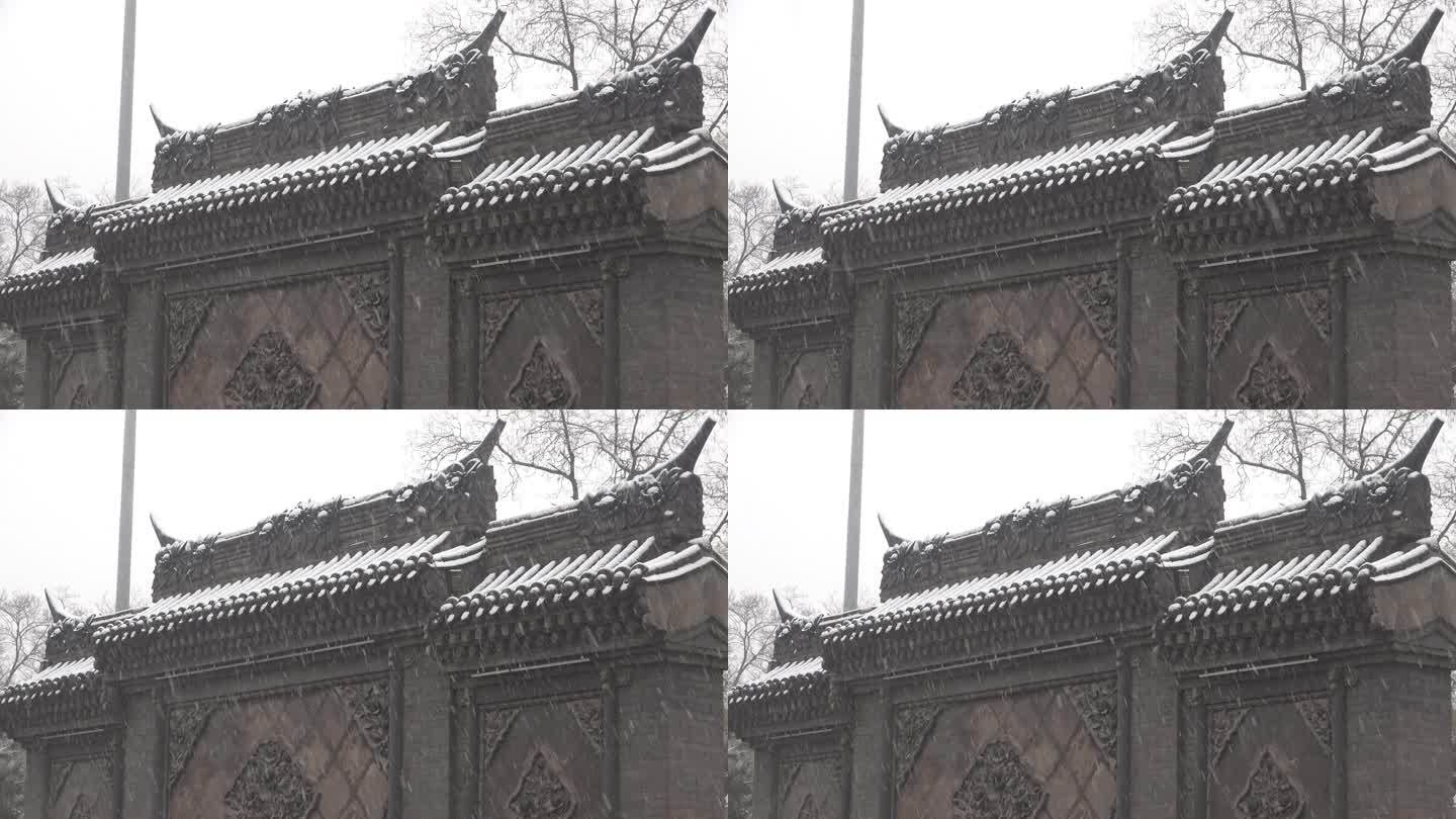 雨雪中的古寺庙山门