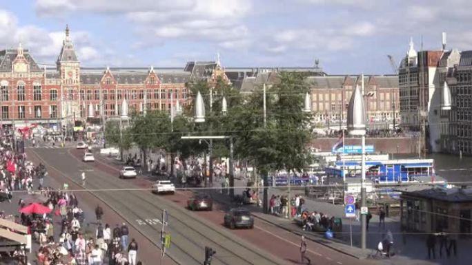 阿姆斯特丹半人马附近的汽车和人流。快速运动