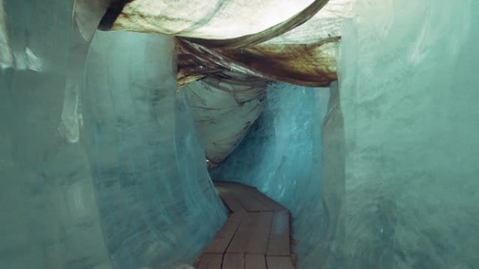 冰川融化。罗纳河冰川中的冰洞。