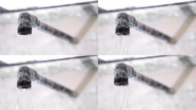 由pvc管制成的淋浴器的详细视图，打开时的水流，点焦点，黑管，自制淋浴器