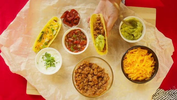 餐桌上的传统墨西哥食物，德克萨斯墨西哥美食。烹饪肉玉米卷或墨西哥卷饼，加入鳄梨色拉酱。番茄汤配玉米和
