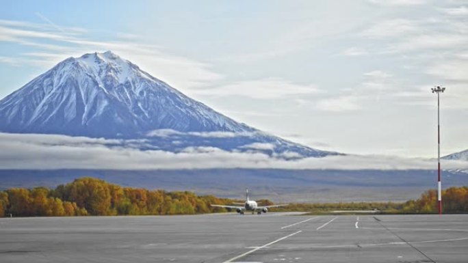 堪察加半岛山脉背景上飞机沿跑道移动的美丽图片