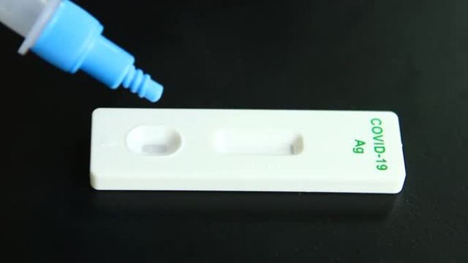 用抗原测试试剂盒上的溶液滴下分泌物