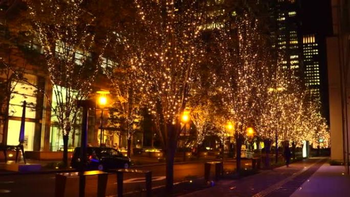 东京丸之内的圣诞灯和人们。