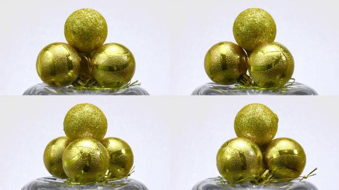 四个金球在轻背景上旋转