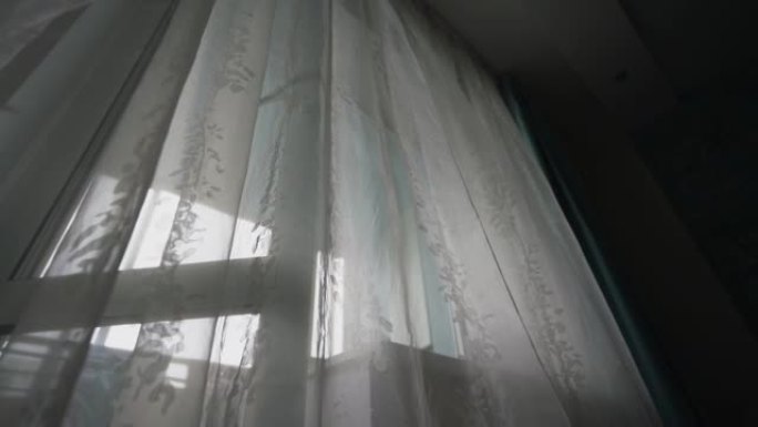 白色透明窗帘挂在卧室窗户上，带塑料框架