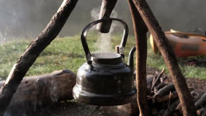 早上篝火上的老式茶壶。