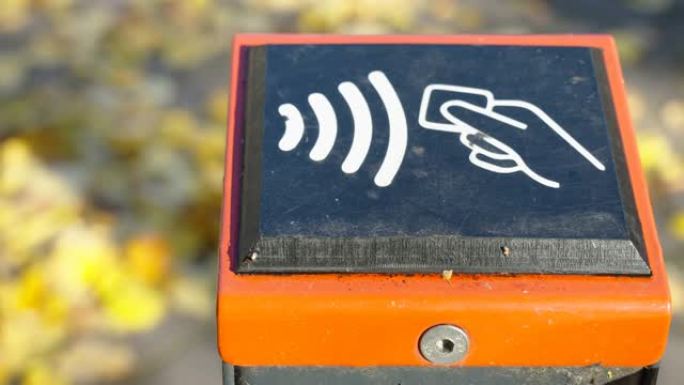 爱沙尼亚小垃圾箱上的wifi信号图像