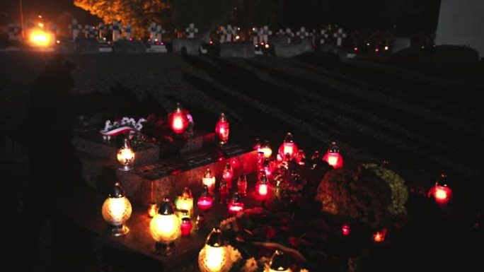 墓地里的仪式灯。兰皮奥布，墓地的蜡烛。晚上的旧墓地。