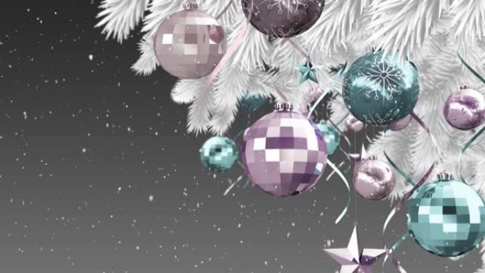 雪落在圣诞小玩意和挂在圣诞树树枝上的星星装饰上