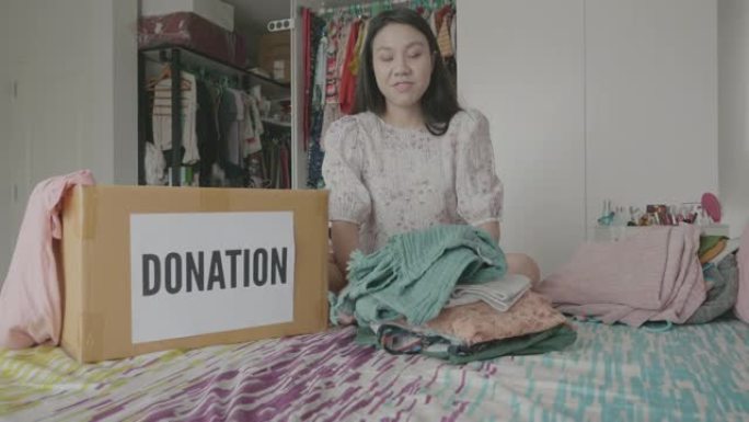 加入捐赠活动的妇女对捐赠的衣服进行分类