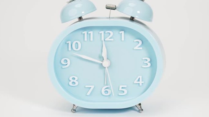 蓝色闹钟隔离放映时间上午01:00或下午。