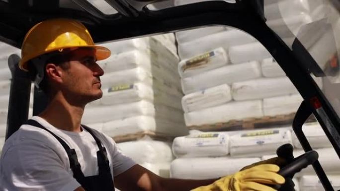男子在回收设施驾驶叉车