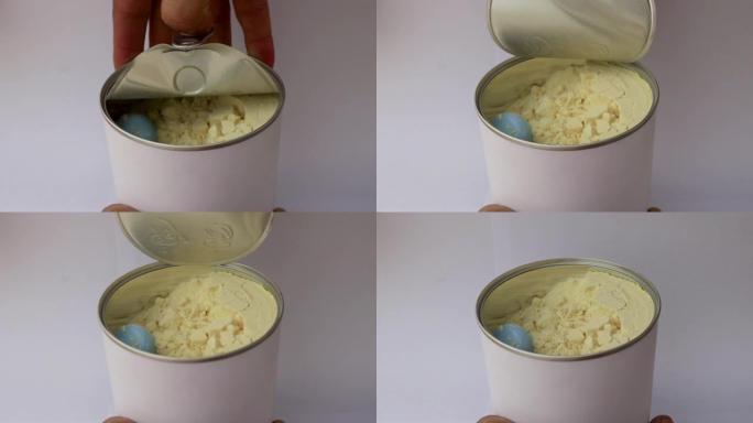 打开奶粉容器的密封盖。