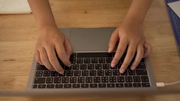 女人在咖啡店里打字笔记本电脑工作在线网上购物概念在新常态时代在家工作。