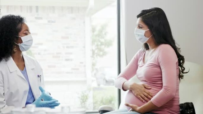 孕妇与医生谈论早期宫缩