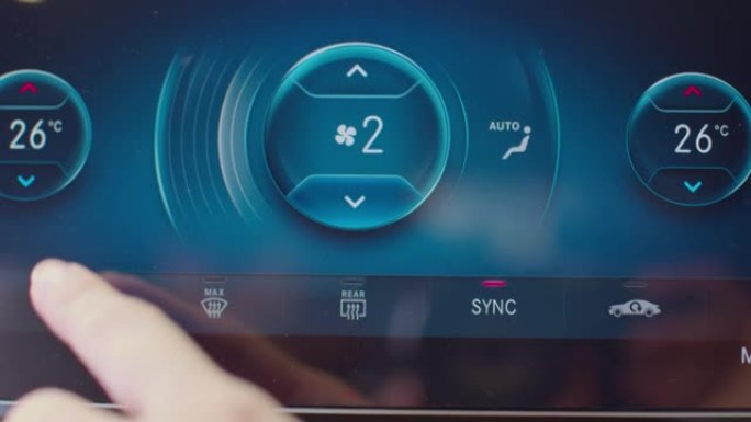 关闭驾驶员手指触摸汽车上的数字监控控制器系统，以获得凉爽和新鲜的空气。在现代舒适的汽车中调节空调水平