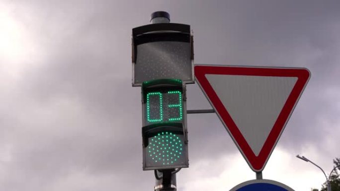 城市十字路口的交通信号灯和路标，可倒计时几秒钟以发出信号更改