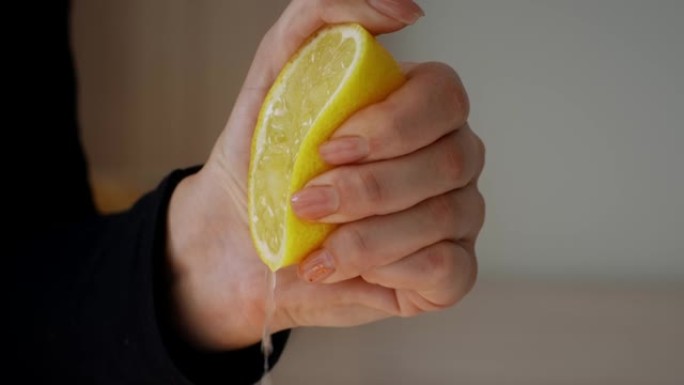 无法辨认的女士在厨房里用果汁挤柠檬调味盘
