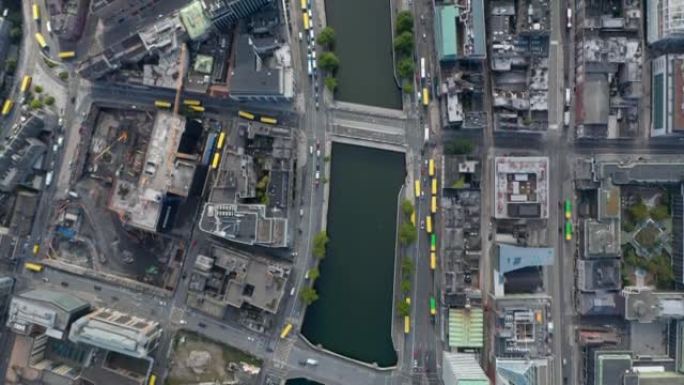 空中鸟瞰从上到下的城市街道交通的全景。黄色车顶的公共交通工具。爱尔兰都柏林